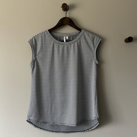 ELLE TEXTURED PRINT SHORT SLEEVE TOP BLACK AND WHITE SIZE SMALL - Picture 1 of 5